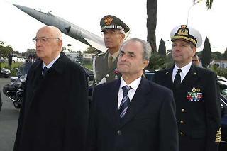 Il Presidente Giorgio Napolitano al suo arrivo al Centro Operativo di Vertice Interforze per rivolgere gli auguri di Natale, in videoconferenza, ai contingenti militari impegnati nei teatri di operazioni internazionali