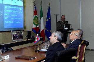 Il Presidente Giorgio Napolitano durante la videoconferenza con i contingenti militari impegnati nei teatri di operazioni internazionali per rivolgere gli auguri di Natale