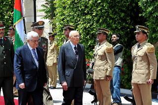 Il Presidente Giorgio Napolitano e il Presidente dell'Autorità Nazionale Palestinese Mahmud Abbas, durante glli Onori Militari al Palazzo Presidenziale