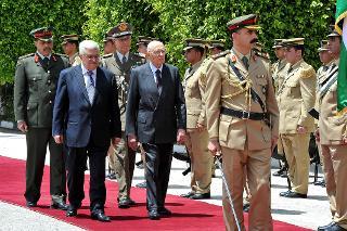 Il Presidente Giorgio Napolitano e il Presidente dell'Autorità Nazionale Palestinese Mahmud Abbas, durante glli Onori Militari al Palazzo Presidenziale