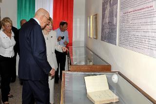 Il Presidente Giorgio Napolitano durante la visita all'esposizione permanente del Museo Umberto Nahon, al Tempio Italiano