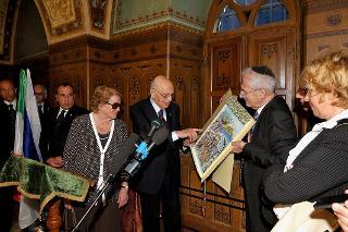 Il Presidente Giorgio Napolitano riceve in dono un quadro dal Vice Presidente dell'Associazione Ebrei Italiani a Gerusalemme Prof. Sergio Della Pergola