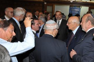 Il Presidente Giorgio Napolitano durante l'incontro con alcuni esponenti della collettività italiana, nella sala degli Affreschi