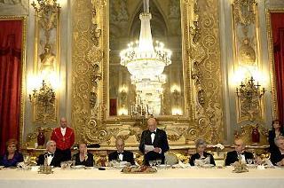Il Presidente Giorgio Napolitano durante il pranzo ufficiale rivolge il suo indirizzo di saluto all'illustre ospite alla presenza del Presidente del Senato Marini e della Camera Bertinotti