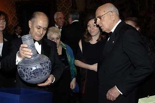 I Presidenti della Repubblica Italiana e di Turchia Napolitano e Sezer durante lo scambio di doni