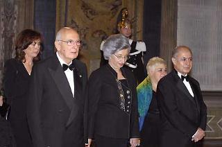 Il Presidente Giorgio Napolitano con la signora Sezer e il Presidente della Repubblica di Turchia, Ahmet Necdet Sezer, durante le presentazioni degli invitati al pranzo ufficiale