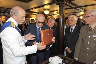 Il Presidente Giorgio Napolitano consegna al Capo di Stato Maggiore della Marina Amm. Sq. Bruno Branciforte una targa celebrativa per il 150° Anniversario della Costituzione della Marina