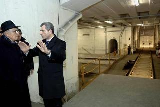 Il Presidente Giorgio Napolitano, nella foto con l'Amministratore delegato delle Ferrovie dello Stato Mauro Moretti, davanti ai binari sotterranei da dove partivano i treni dei deportati in Germania