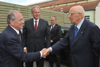 Il Presidente Giorgio Napolitano accolto dall'Ing. Francesco Guarguaglini, Presidente di Finmeccanica allo stabilimento della OTO Melara