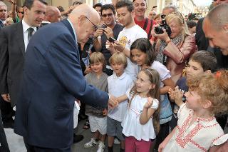 Il Presidente Giorgio Napolitano saluta alcuni bambini all'uscita dalla Prefettura