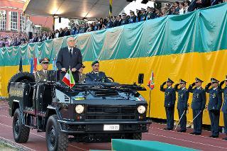 Il Presidente Giorgio Napolitano durante la rassegna dei Reparti schierati con Bandiera e Banda in occasione del 237° Anniversario di Fondazione del Corpo della Guardia di Finanza
