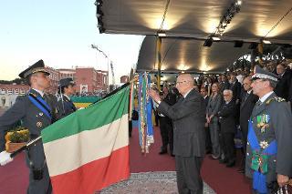 Il Presidente Giorgio Napolitano durante la consegna di una Medaglia d'Oro al Valore della Guardia di Finanza alla Bandiera di guerra della Guardia di Finanza in occasione del 237° anniversario di fondazione