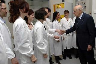 Il Presidente Giorgio Napolitano con alcune ricercatrici durante la visita al Centro Europeo di Ricerca sul Cervello-EBRI