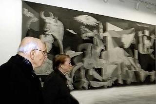 Il Presidente Giorgio Napolitano con la moglie Clio durante la visita al Museo Nazionale &quot;Reina Sofia&quot; davanti al famoso dipinto il &quot;Guernica di Pablo Picasso