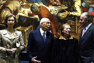 Il Presidente Giorgio Napolitano, la moglie Clio e le LL.MM. il Re Juan Carlos e la Regina Sofia, davanti ad un dipinto del Tintoretto durante l'inaugurazione della Mostra allestita nel Museo del Prado