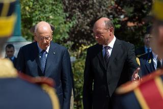 Il Presidente Giorgio Napolitano con il Presidente di Romania Traian Basescu, in occasione della cerimonia di benvenuto a Palazzo Cotroceni