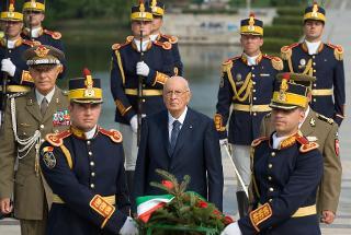 Il Presidente Giorgio Napolitano nel corso della deposizione di una corona d'alloro al Milite Ignoto