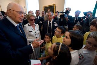 Il Presidente Giorgio Napolitano saluta alcuni ragazzi della scuola italiana &quot;Aldo Moro&quot; di Bucarest, al termine della visita al Mueso Nazionale d'Arte