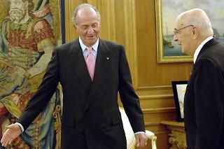 Il Presidente Giorgio Napolitano all'arrivo al Palazzo della Zarzuela accolto da S.M. il Re Juan Carlos