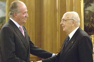 Il Presidente Giorgio Napolitano accolto da S.M. il Re Juan Carlos alla Zarzuela