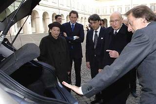 Il Presidente Giorgio Napolitano con la moglie Clio, osserva la nuova Fiat &quot;Bravo&quot; illustrata da Luca Cordero di Montezemolo, nella foto con De Meo e Elkan