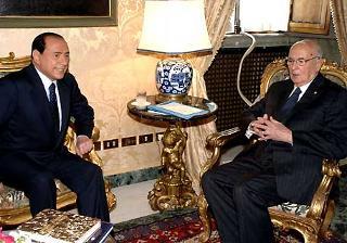 Il Presidente Giorgio Napolitano con l'On. Silvio Berlusconi, durante i colloqui nello studio alla Vetrata