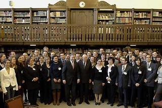 Il Presidente Giorgio Napolitano ed il Presidente della Repubblica Federale di Germania Horst Kohler con una rappresentanza di studenti dell'Università che hanno dato vita al dibattito sull'Europa