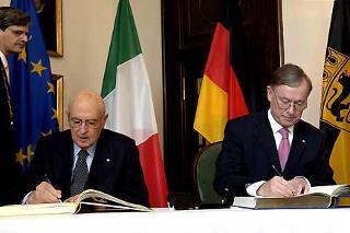 I Presidenti della Repubblica Italiana e della Repubblica Federale di Germania, Giorgio Napolitano e Horst Kohler firmano il Libro d'Oro dell'Università