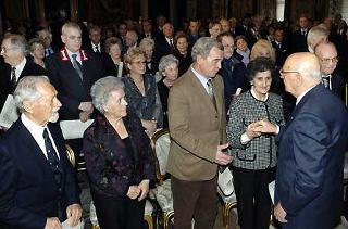 Il Presidente Giorgio Napolitano con i decorati in occasione del &quot;Giorno del Ricordo&quot;