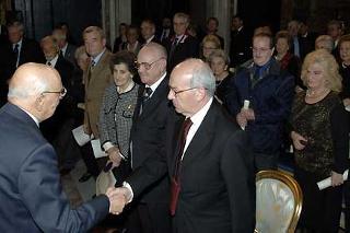 Il Presidente Giorgio Napolitano con Fausto Bertinotti, Presidente della Camera insieme ad alcuni dei decorati in occasione del giorno del Ricordo