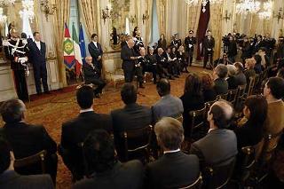 Il Presidente Giorgio Napolitano, a fianco il Ministro dell'Interno Giuliano Amato, rivolge il suo saluto ai Nuovi Cittadini
