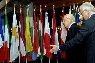 Il Presidente Giorgio Napolitano accolto dal Presidente del Parlamento Europeo Hans-Gert Poettering, all'arrivo nella sede del Parlamento Europeo