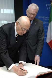Il Presidente Giorgio Napolitano firma il Libro d'Onore al suo arrivo al Parlamento Europeo, accanto il Presidente del Parlamento Europeo, Hans-Gert Poettering