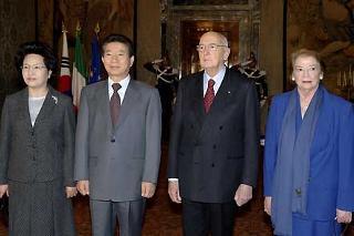 I Presidenti della Repubblica Italiana e di Corea, Giorgio Napolitano e Roh Moo-hyun con le rispettive Signore