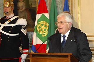 Il Segretario generale della Presidenza della Repubblica Donato Marra legge il comunicato delle dimissioni del Presidente del Consiglio Romano Prodi.