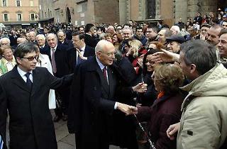 Il Presidente Giorgio Napolitano, a fianco il Presidente del Consiglio Regionale, Vasco Errani, tra la gente su Piazza Maggiore