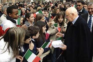 Il Presidente Giorgio Napolitano in Piazza Maggiore, festeggiato dai bambini di alcune scuole