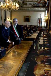 Il Presidente Giorgio Napolitano con il Sindaco Sergio Cofferati, nell'Aula del Consiglio Comunale, osserva la postazione occupata da Giosuè Carducci