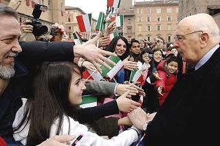 Il Presidente Giorgio Napolitano festeggiato dai ragazzi di alcune scuole all'arrivo a Palazzo D'Accursio