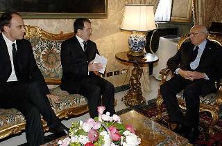 Il Presidente Giorgio Napolitano nel suo studio alla Vetrata durante i colloqui con il Presidente del Consiglio incaricato Romano Prodi e l'On. Enrico Letta