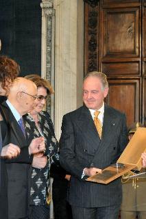 Il Presidente Giorgio Napolitano consegna il Premio Leonardo 2011 a Piero Antinori, Presidente di Marchesi Antinori in occasione della cerimonia per la &quot;Giornata della Qualità Italia&quot;