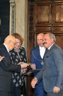 Il Presidente Giorgio Napolitano consegna il Premio Leonardo Qualità Italia 2011 a Oscar Farinetti, Presidente di Eataly S.p.A. in occasione della cerimonia per la &quot;Giornata della Qualità Italia&quot;