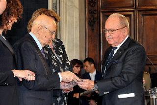 Il Presidente Giorgio Napolitano consegna il Premio Leonardo Qualità Italia 2011 a Ugo Gussalli Beretta, Presidente di Fabbrica d'Armi Pietro Beretta S.p.a. in occasione della cerimonia per la &quot;Giornata della Qualità Italia&quot;
