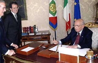Il Presidente Giorgio Napolitano con accanto il Presidente del Consiglio Romano Prodi firma il decreto di nomina dei Ministri poco prima del giuramento