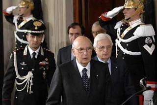 Il Presidente Giorgio Napolitano, accompagnato dal Segretario generale Donato Marra, al termine dell'incontro con il Presidente del Consiglio Romano Prodi.
