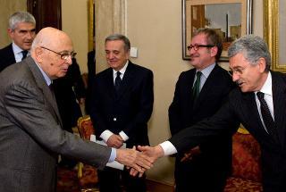 Il Presidente Giorgio Napolitano saluta i relatori alla commemorazione del Prof. Marco Biagi, Massimo D'Alema, Roberto Maroni Maurizio Sacconi e Pier Ferdinando Casini
