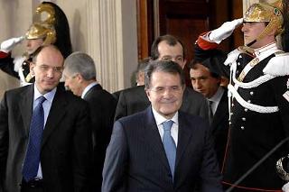 Il Presidente del Consiglio Romano Prodi nel corso dell'incontro con i giornalisti in sala stampa.