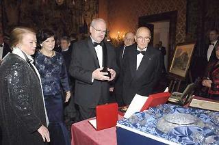 Scambio di doni tra il Presidente della Repubblica Giorgio Napolitano e Ivan Gasparovic, Presidente della Repubblica Slovacca