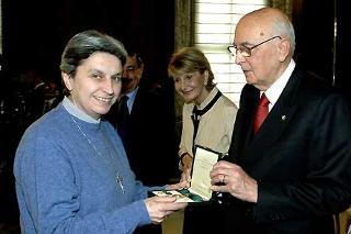 Il Presidente Giorgio Napolitano consegna l'Onorificenza di Ufficiale dell'Ordine &quot;Al Merito della Repubblica&quot; a Suor Rita Giaretta