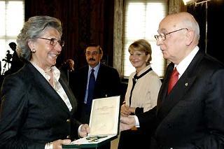 Il Presidente Giorgio Napolitano consegna l'onorificenza di Commendatore dell'Ordine &quot;Al Merito della Repubblica&quot; alla Dott.ssa Paola Barbieri
